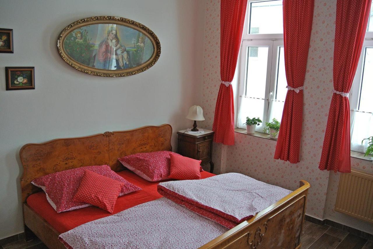 Restaurace A Penzion Ubrousku Prostri Se Nová Bystřice エクステリア 写真