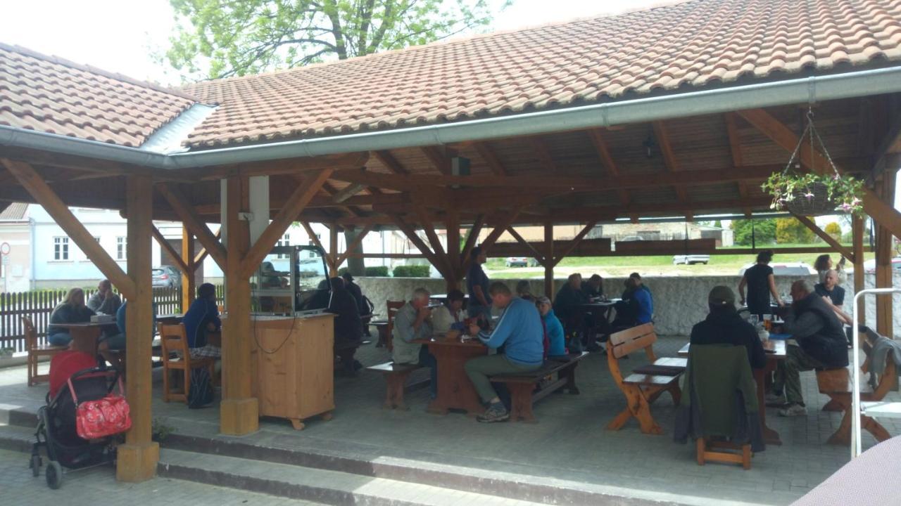 Restaurace A Penzion Ubrousku Prostri Se Nová Bystřice エクステリア 写真